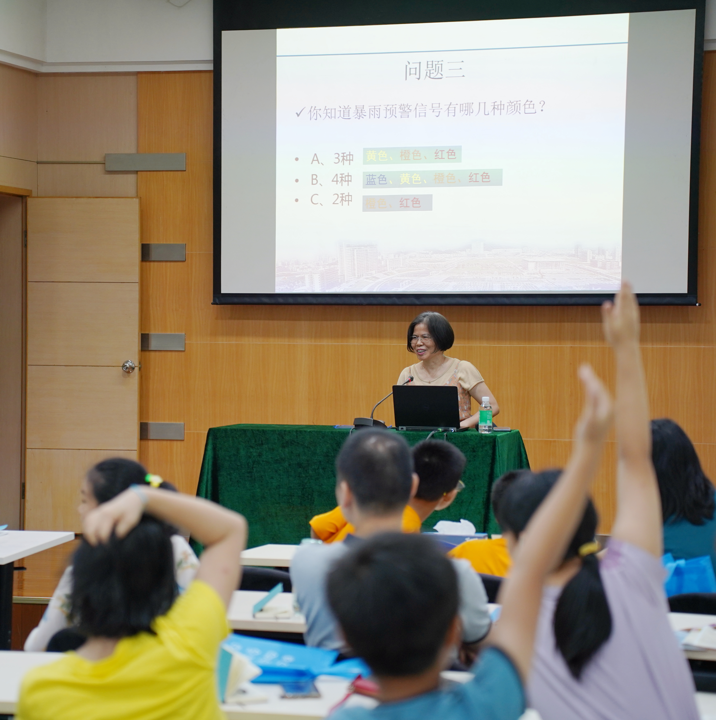 “大手牵小手，永远跟党走” 千乡万村气象科普行研学亲子活动顺利开展